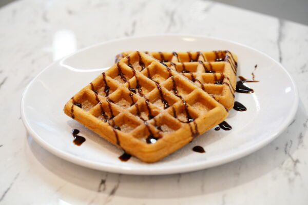 Waffles Crunch, Chocolate Sauce (Belgian) <br> وافل كرانش، صلصة الشوكولاتة (بلجيكي)