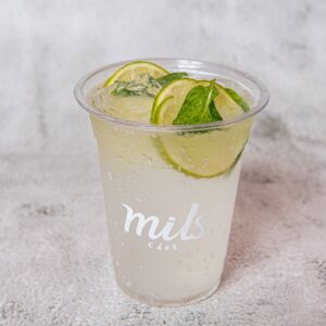 Soft Drink 7Up Iced with Lemon Slice <br> مشروب غازي سفن أب مثلج مع شريحة ليمون