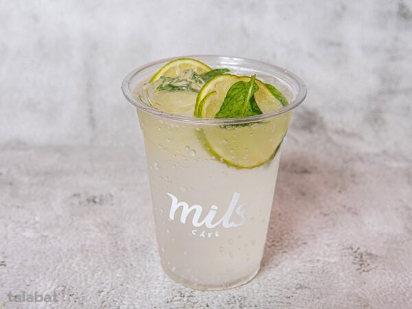 Soft Drink 7Up Iced with Lemon Slice <br> مشروب غازي سفن أب مثلج مع شريحة ليمون