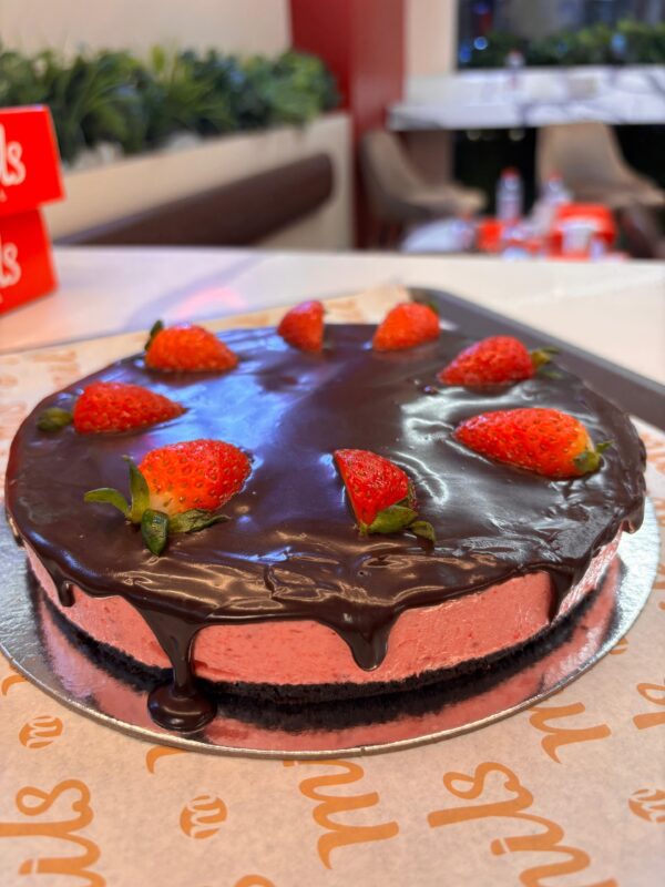 Strawberry Cheesecake Slice <br> شريحة تشيز كيك الفراولة