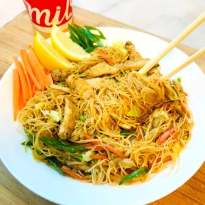 Filipino Pancit Bihon (Chicken Noodles) <br> بانسيت بيهون الفلبيني (نودلز الدجاج)